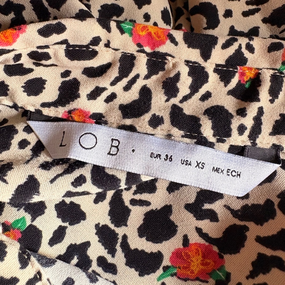 Chic Leopard Print Button Down Shirt - Picture 5 of 5
